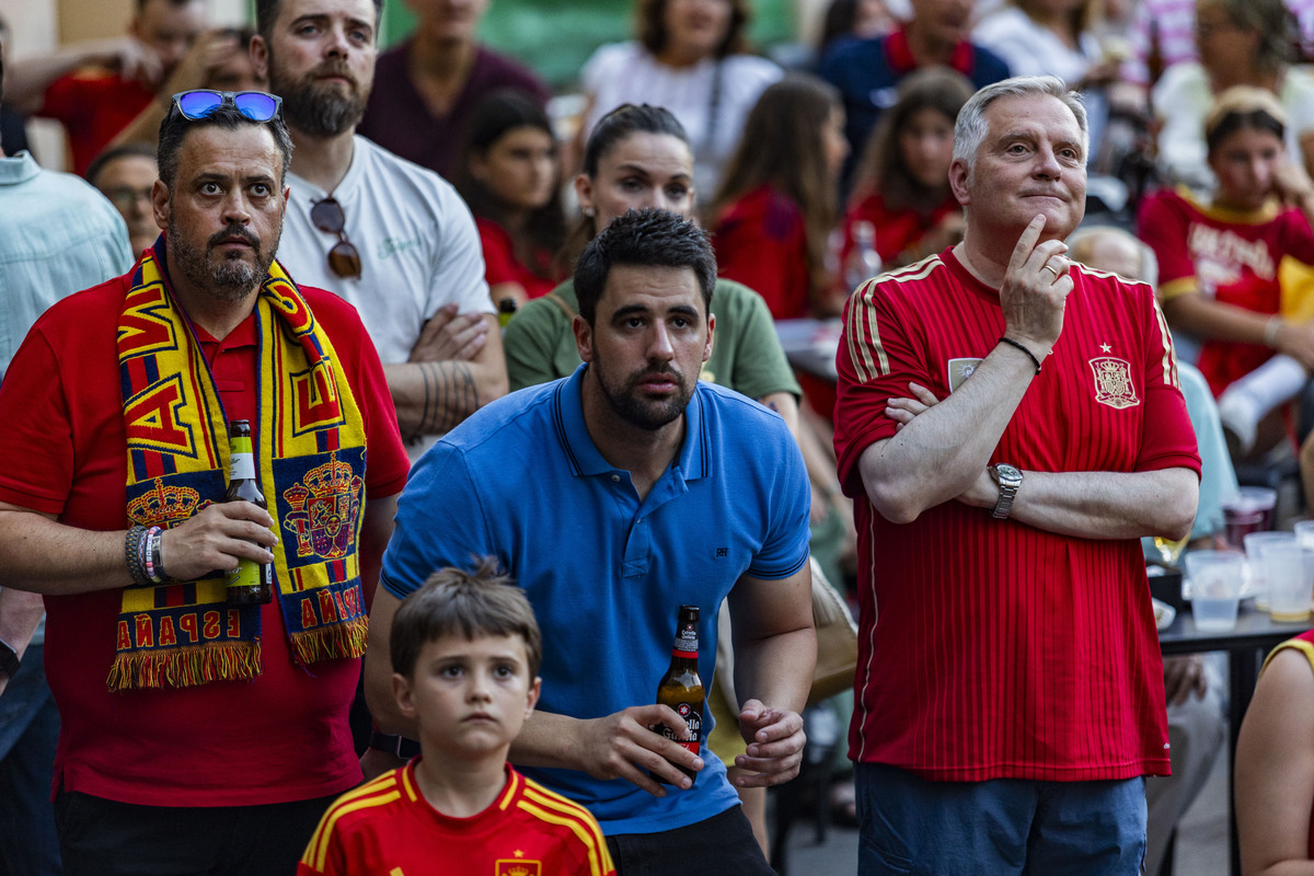 Panatalla gigante en la Plaza Mayor de Ciudad Real, para ver el partido de España-Francia de la Eurocopa  / RUEDA VILLAVERDE