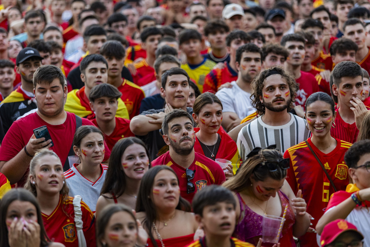 Panatalla gigante en la Plaza Mayor de Ciudad Real, para ver el partido de España-Francia de la Eurocopa  / RUEDA VILLAVERDE