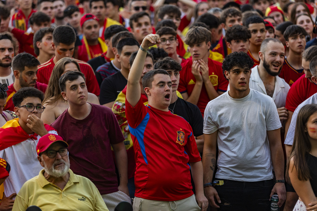 Panatalla gigante en la Plaza Mayor de Ciudad Real, para ver el partido de España-Francia de la Eurocopa  / RUEDA VILLAVERDE