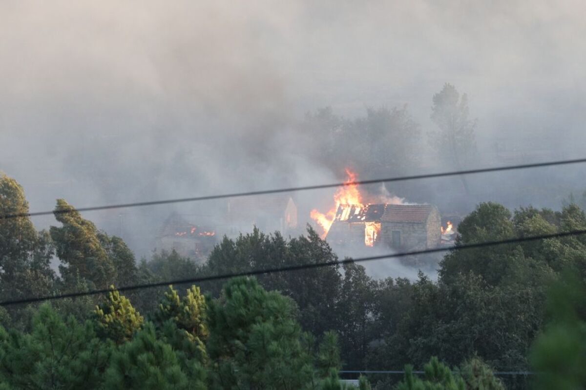 Declarado incendio en el centro de Portugal  / CARLOS GARCÍA