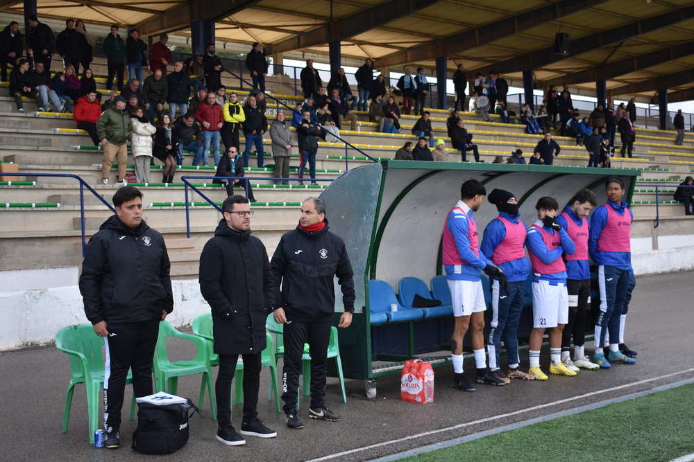 Jorge Cañete, segundo por la izquierda, durante el minuto de silencio antes del partido.