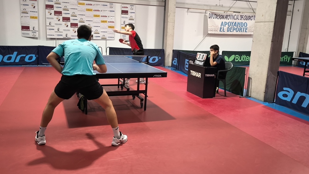 El XVI Torneo Tenis de Mesa alza a Alberto López como campeón