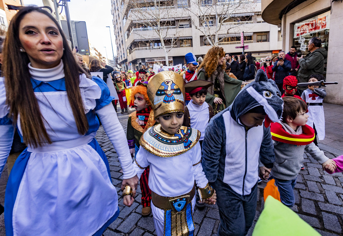 carnaval en ciudad real, desfile infantil de todos los colegios de ciudad real, en el primer desfile de carnaval de niños  / RUEDA VILLAVERDE