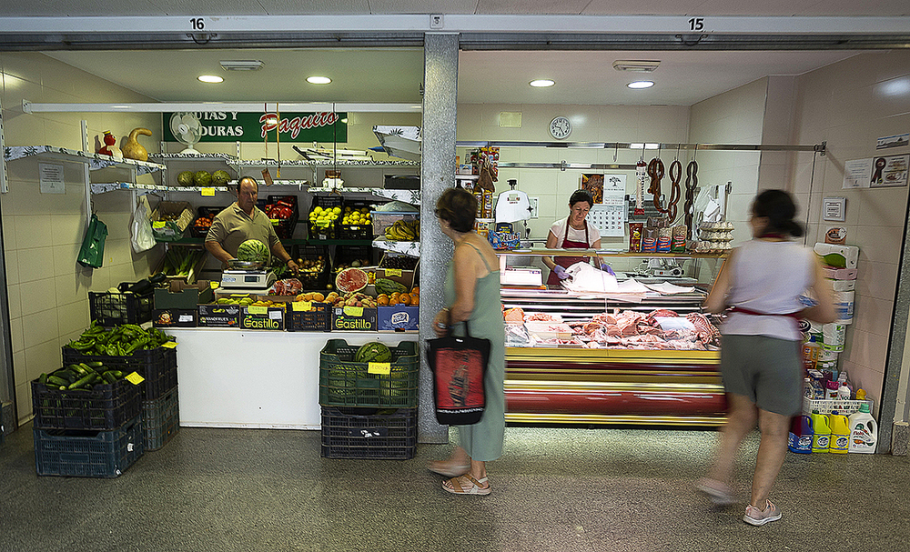 Varias personas compran en el Mercado de Abastos de Miguelturra. 