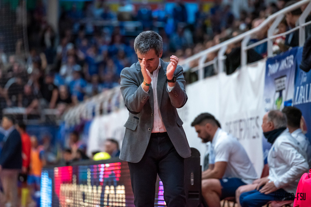 Juanlu Alonso aplaude una acción de su equipo en el derbi.