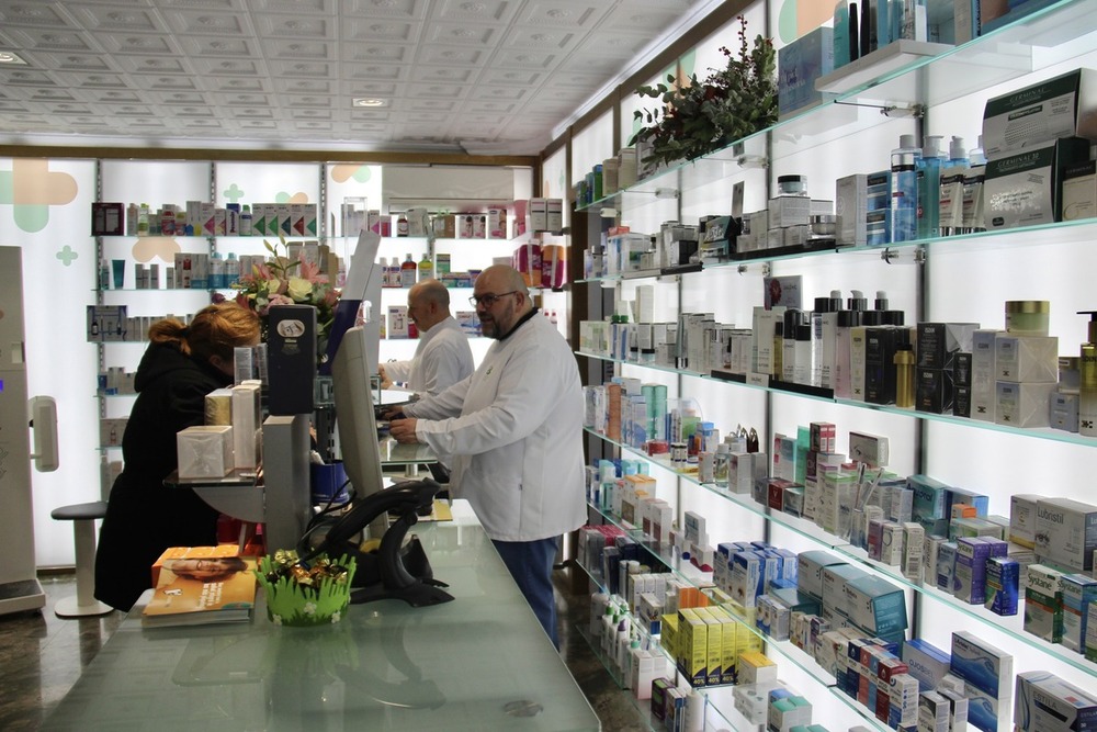 Una alcazareña rige la farmacia de avenida de la Constitución