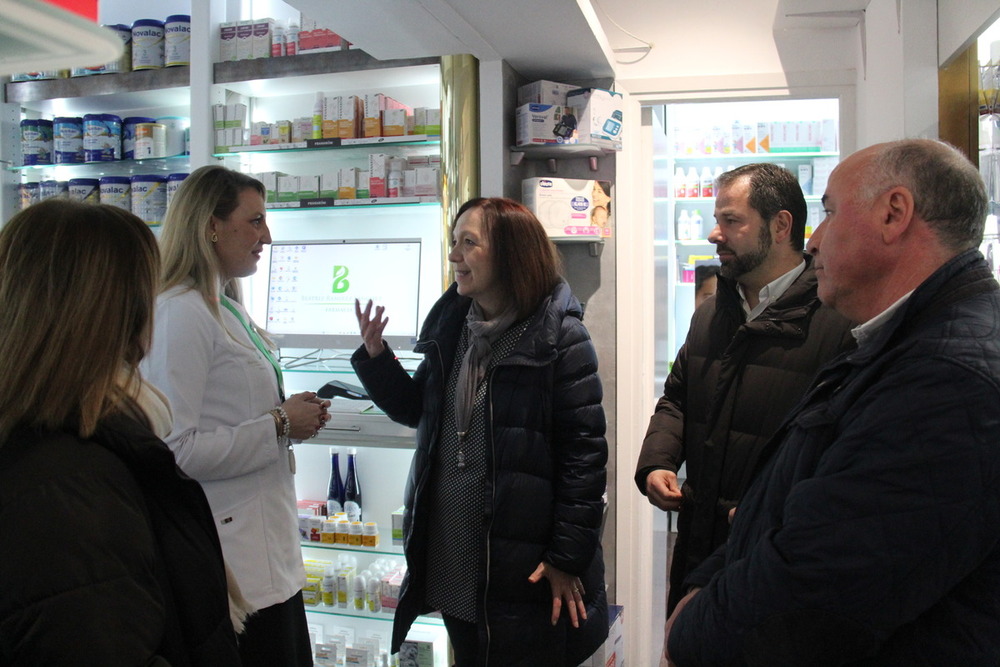 Una alcazareña rige la farmacia de avenida de la Constitución