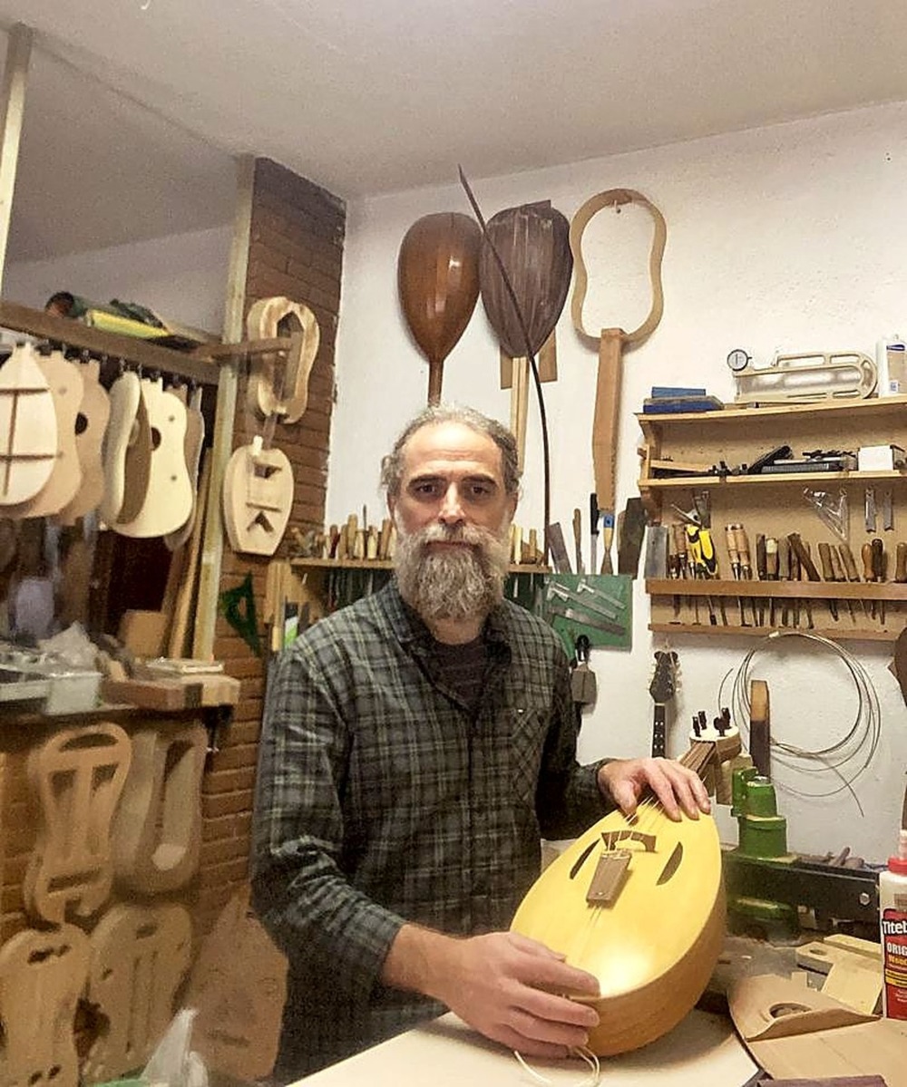 El luthier Christos Kanellos, encargado de dar forma al instrumento.