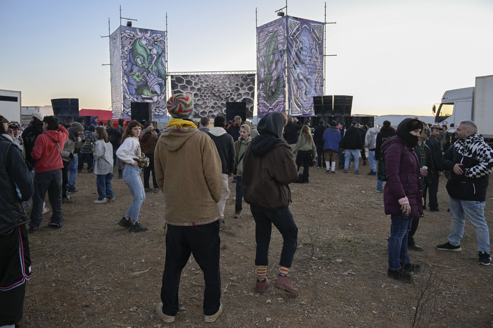 Los pueblos, cerca de la macrofiesta, se muestran tranquilos