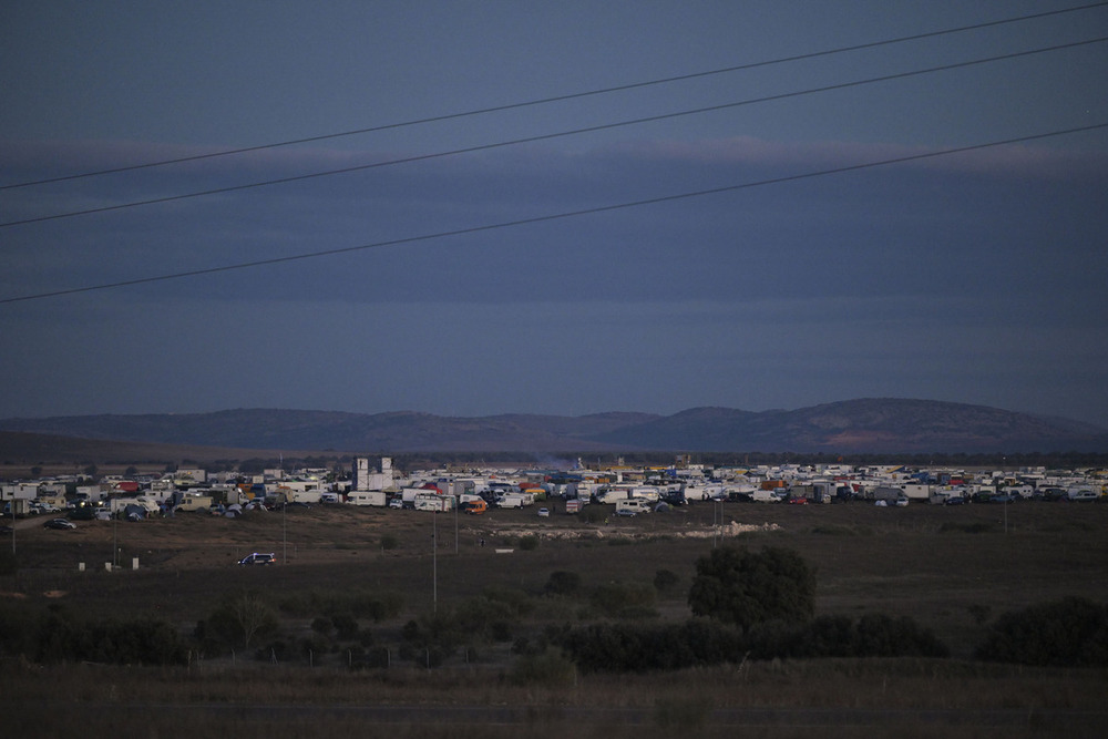 Los pueblos, cerca de la macrofiesta, se muestran tranquilos