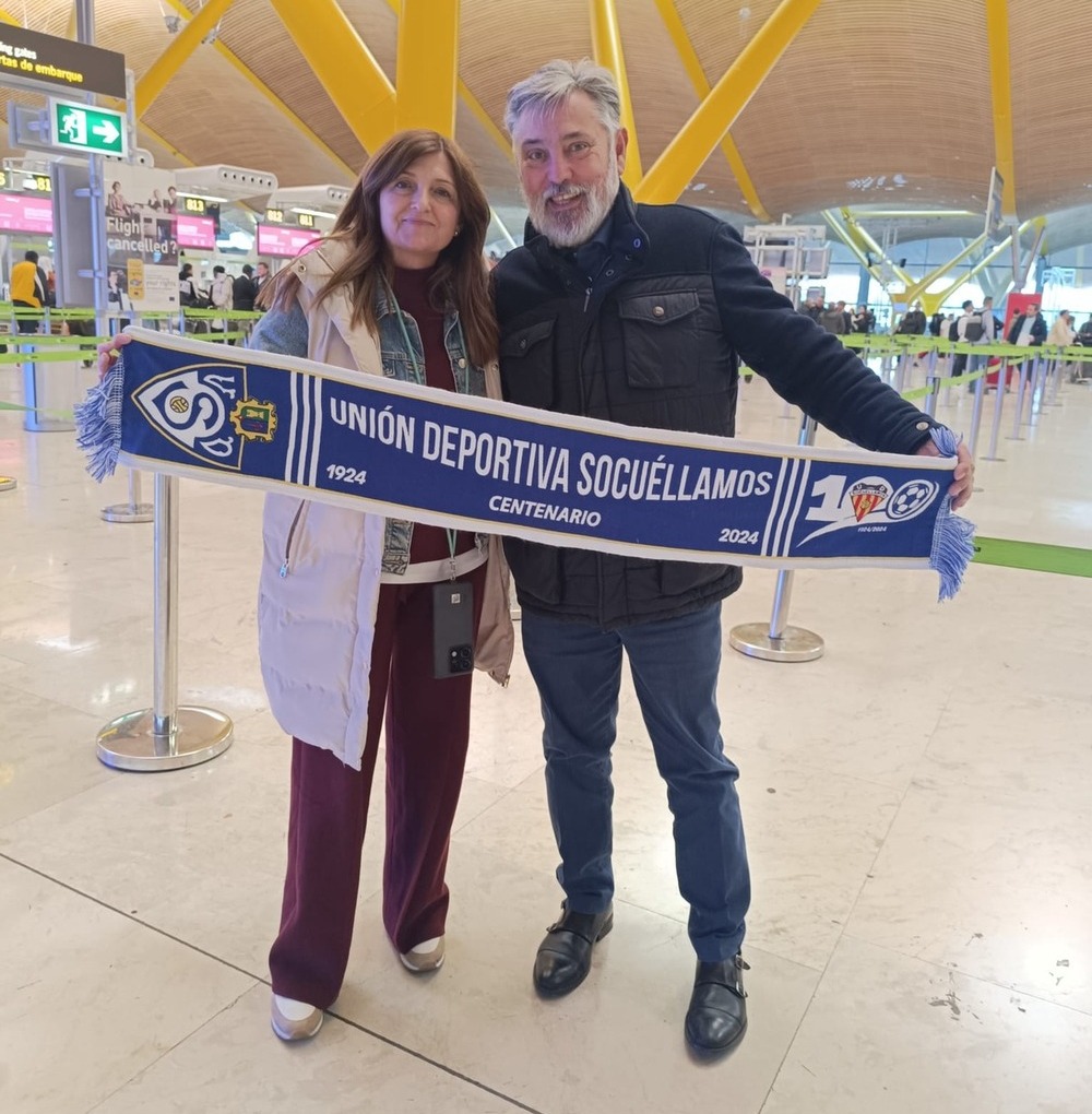 Magdalena García, antes de viajar, junto al presidente del club socuellamino, Sebastián Espinosa.