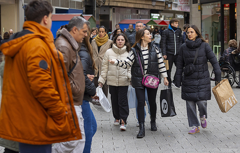 Varias personas, tras realizar compras en el día de ayer.