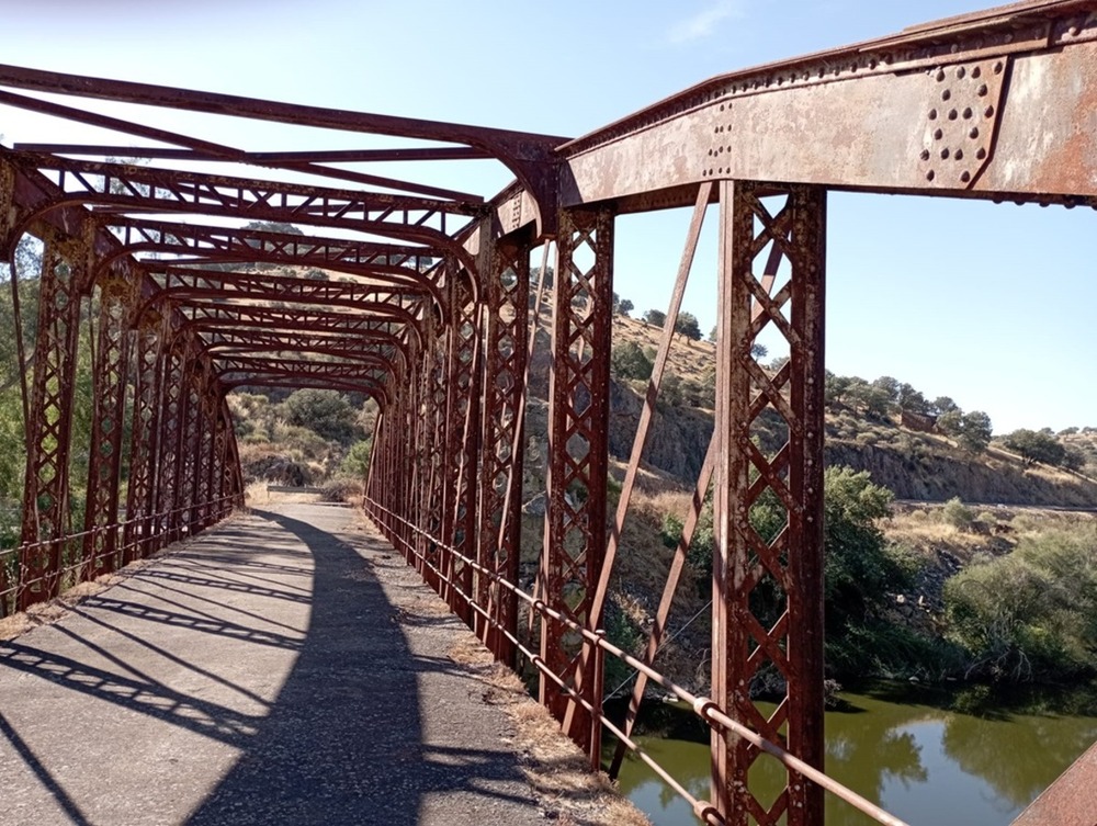 Puente del hierro sobre el río Valdeazogues, en Chillón.   