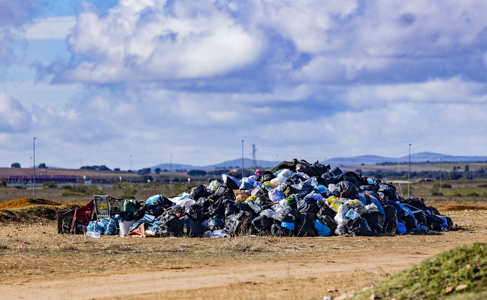 La 'rave' deja varias toneladas de basura en el aeropuerto