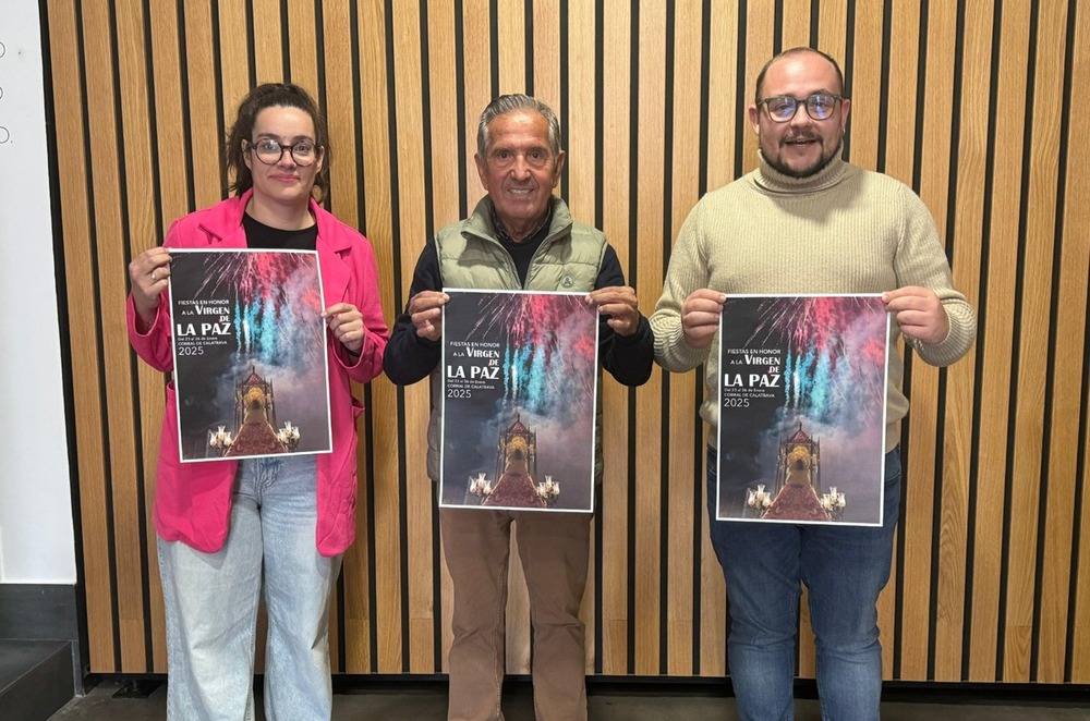 De izquierda a derecha, Nai, Pepe y Santiago presentan el cartel oficial de la Virgen de la Paz 2025 de Corral de Calatrava