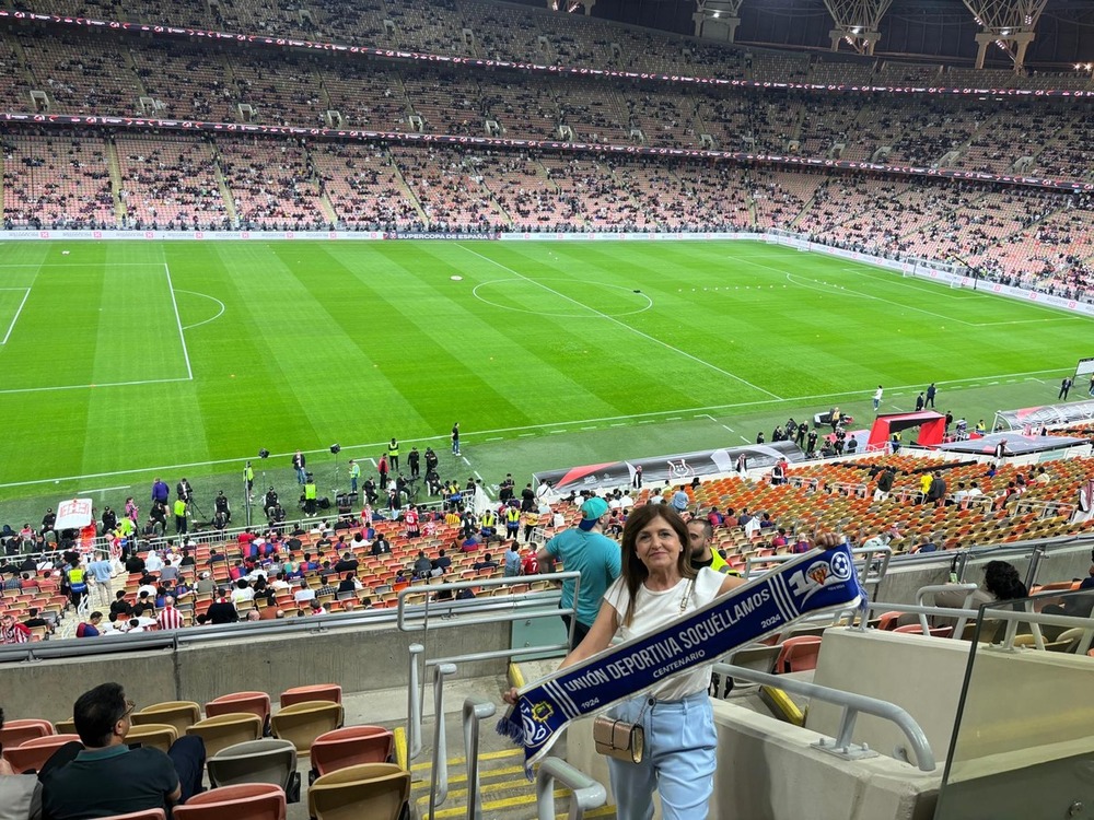 La directiva socuellamina, en el estadio King Abdullah de Yeda antes de la primera semifinal.