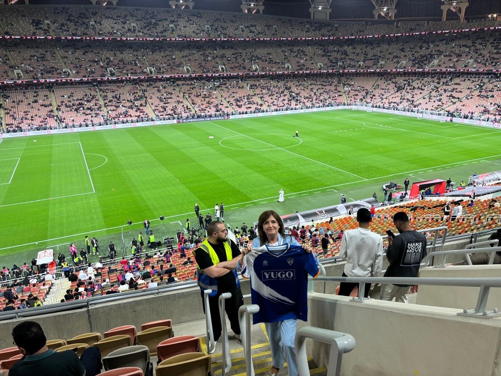 La directiva socuellamina, en el estadio King Abdullah de Yeda antes de la primera semifinal.