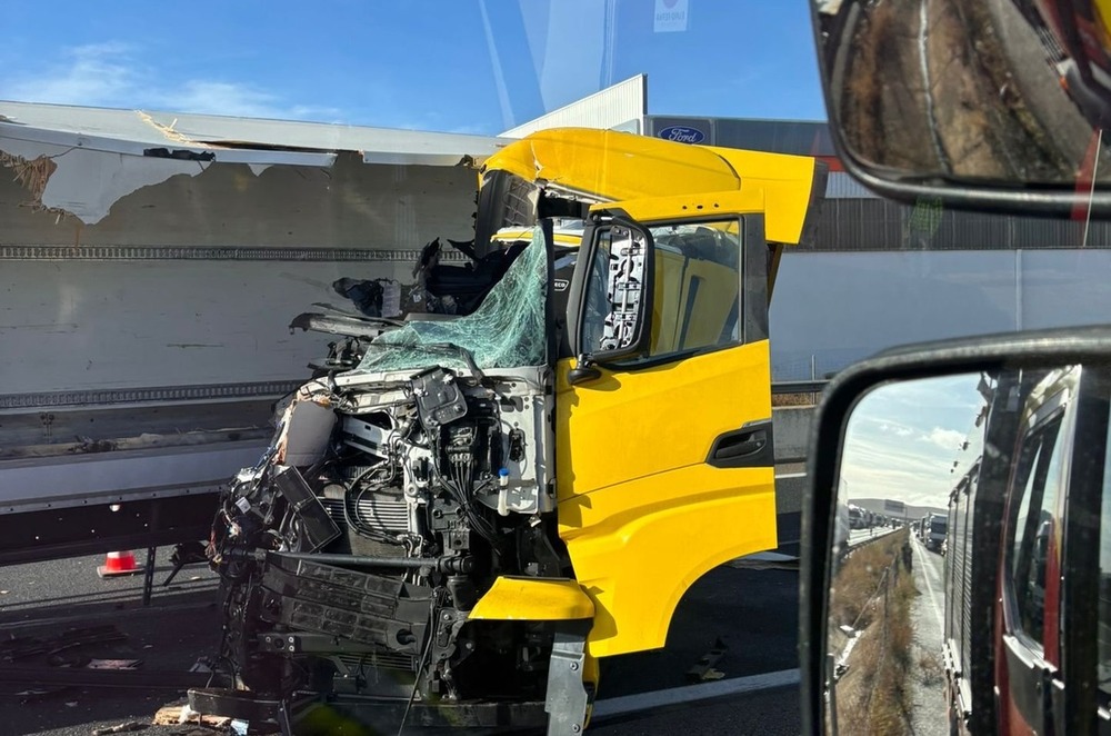 Cortada la A-4 tras la colisión de dos camiones