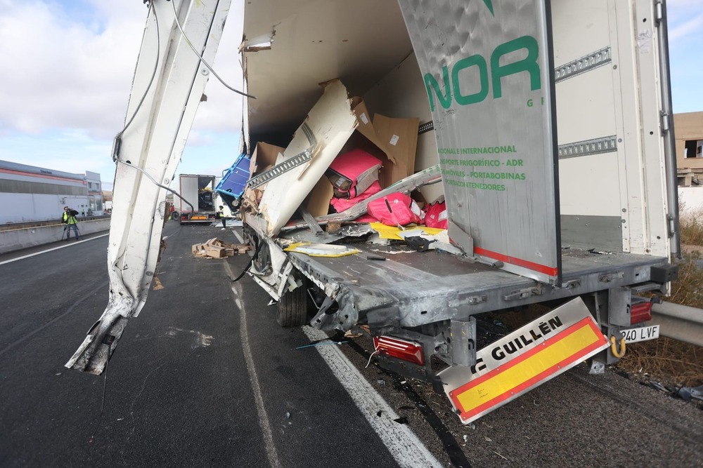 Dos heridos en la colisión de dos camiones en la A-4