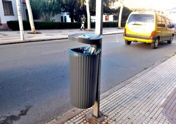 Puertollano estrena papeleras en Primero de Mayo y Goya