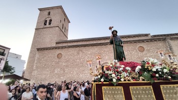 El bario de Santiago recibe al santo en sus calles