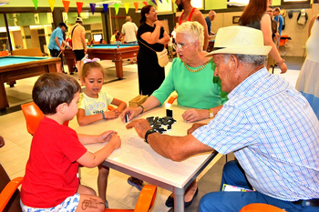 Abuelos y nietos comparten juegos en el centro de mayores