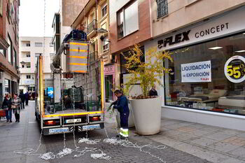 Puertollano instala la iluminación extraordinaria de Navidad