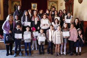 Almodóvar entrega los premios de sus certámenes navideños