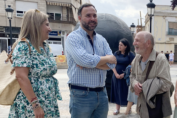 Antonio López visita las nueva ubicación de sus dos esculturas