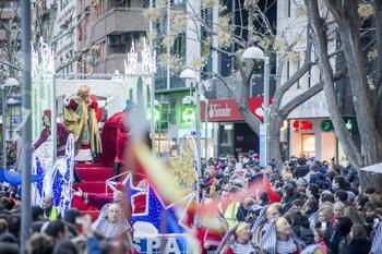 La cabalgata de los Reyes Magos volverá a arrojar caramelos