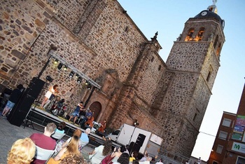 Color, luz, música y fuego, en la plaza de la Asunción