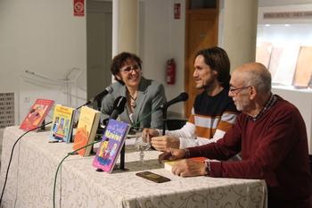 Luis Chacón presenta sus libros solidarios contra el cáncer