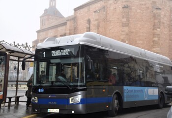 Mohíno valora la mejora en la línea de autobús con la capital