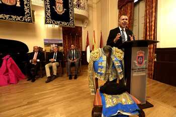 Juan Domínguez pone en hora el reloj taurino de Ciudad Real