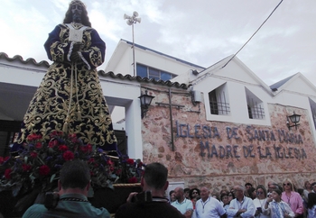 La emoción preside el traslado de Jesús y la Soledad