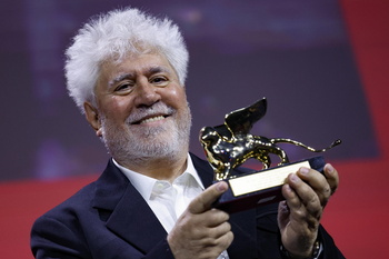 Pedro Almodóvar se alza con el León de Oro de Venecia