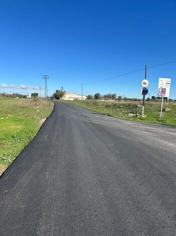 Almagro finaliza el arreglo de dos caminos llenos de socavones