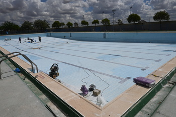 Socuéllamos trabaja para evitar fugas en la piscina municipal