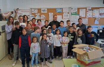 Donan las golosinas de Halloween a los niños de Valencia