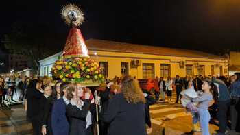 La procesión de la Virgen del Pilar recorre el barrio