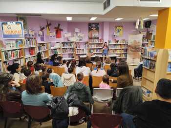 ‘Cuentos contados, cuentos cantados’ llena la biblioteca