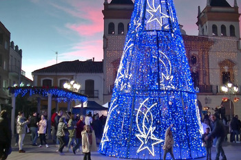 Almodóvar alumbra la Navidad para los afectados por la DANA