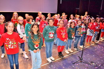 Voces escolares cantan a la Navidad