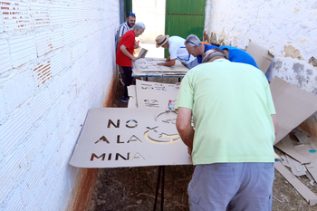 Cientos de pancartas muestran el rechazo a las tierras raras