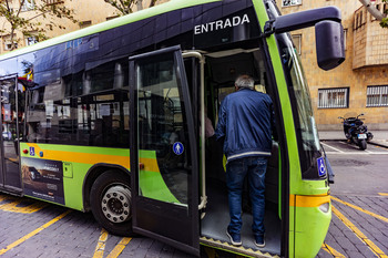 Los autobuses urbanos permiten ya el pago con móvil y tarjeta