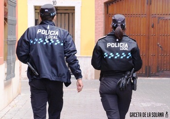 Dos heridos leves en La Solana al esquivar un coche en moto