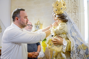 La Virgen de las Viñas ya luce nueva medalla