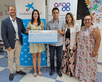 La Caixa entrega 3.000 euros a la asociación de Alzheimer