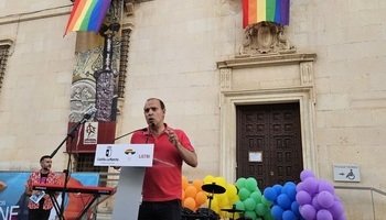 Bellido confirma que colgará la bandera LGTBI en las Cortes