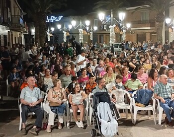 Centenares de personas participan en un bingo solidario